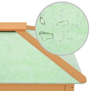 Nahaufnahme eines Daches eines Haustierhauses mit einer grünen wasserdichten Abdeckung, mit Wassertropfen auf der Oberfläche, die das wetterfeste Design zeigt.