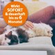 Eine entspannte Katze liegt auf einem Sofa neben einem Hund, während eine Hand sanft den Hund streichelt. Ein orangefarbener Kreis besagt: "Wirkt SOFORT & dauerhaft bis zu 6 Monate!"