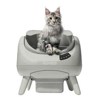 Langhaarige grau-getigerte Katze sitzt in einer weißen automatischen Katzentoilette mit Aufschrift CATLINK, zeigt Symbole des Bedienfelds