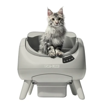 Langhaarige grau-getigerte Katze sitzt in einer weißen automatischen Katzentoilette mit Aufschrift CATLINK, zeigt Symbole des Bedienfelds