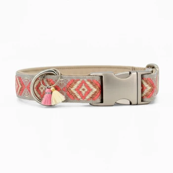 Ein stilvoller Haustierhalsband mit einem pink-beigen gewebten Design, mit einer silbernen Schnalle und dekorativen Quasten.