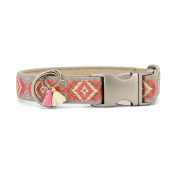 Ein stilvoller Haustierhalsband mit einem pink-beigen gewebten Design, mit einer silbernen Schnalle und dekorativen Quasten.