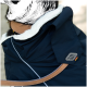 Nahaufnahme des Halses eines schwarzen Hundes, der eine marineblaue Jacke mit einem weißen Fleecekragen trägt, mit einem Jeggo-Logo und einer braunen Lederleine.