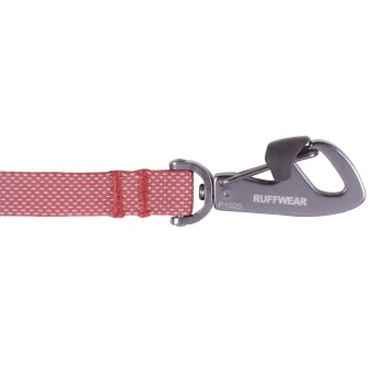 Eine Nahaufnahme einer roten Hundeleine mit einem Metallclip, mit dem Markennamen "RUFFWEAR" und der Modellnummer "P1020" auf dem Clip.