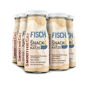 Sechs Glasflaschen mit "SmoothieCat" Fischsnacks für Katzen, mit Etiketten in deutscher Sprache, die über Unterstützung der Hydration und natürliche Zutaten informieren.