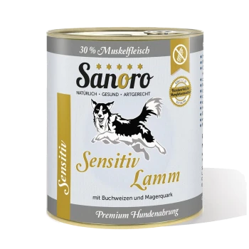 Dosen-Hundefutter "Sanoro Sensitiv Lamm" mit einer schwarz-weißen Hundillustration, 30% Muskelfleisch, Buchweizen und magerem Quark.