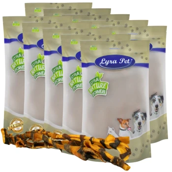 Sechs Beutel Lyra Pet Naturfutter, ausgestattet mit einem grünen "100% natürlich"-Etikett, mit einem Hundesnack aus orange- und braunfarbenen Streifen im Vordergrund.