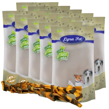 Sechs Beutel Lyra Pet Naturfutter, ausgestattet mit einem grünen "100% natürlich"-Etikett, mit einem Hundesnack aus orange- und braunfarbenen Streifen im Vordergrund.
