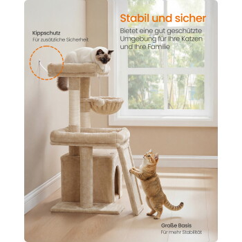 Beiger Kratzbaum mit zwei Katzen (eine liegt, eine kratzt) am Fenster; sichtbarer deutscher Text 'Stabil und sicher'