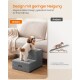 Kleiner Hund auf grauer Haustiertreppe mit zwei Stufen neben einer beigen Couch; deutscher Werbetext: 'Design mit geringer Neigung', 'Unsere', 'Andere'.