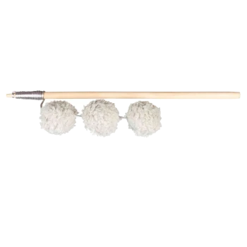 Een kattenspeeltje met een houten stok waaraan drie pluizige witte pom-poms zijn bevestigd met een touw, ontworpen voor interactieve speeltijd.