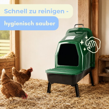 Grüne erhöhte Hühnernestbox in einer Strohscheune mit zwei Hennen; sichtbarer Text 'Schnell zu reinigen - hygienisch sauber'.