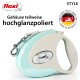 Eine hellblaue und cremefarbene flexi Hundeleine mit einem silbernen Clip, mit dem Text "flexi" und "Made in Germany Since 1973."