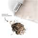Ein Katzenminze-Kissen mit der Aufschrift "MINT & MARIA" neben getrockneter Baldrianwurzel und dem Text: "mit extra viel natürlichem Baldrian."