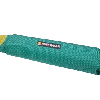 Eine Nahaufnahme eines grünen Ruffwear-Hundespielzeugs mit einer strukturierten Oberfläche und einem gelben Griff, mit dem Ruffwear-Logo deutlich sichtbar.