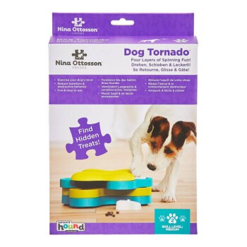 "Dog Tornado" Verpackung von Nina Ottosson zeigt einen Hund mit einem bunten Puzzle-Spielzeug. Text: "Vier Schichten drehenden Spaß!" Schwierigkeitsgrad: Mittel.