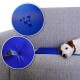 Ein weißer Hund ruht auf einer blauen wasserdichten Haustiermatte, die auf einem grauen Sofa liegt, mit Nahaufnahmen, die Wasserperlen und eine Gabel zeigen, die in die Matte drückt.