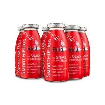 Sechs rote Flaschen "SmoothieDog" Rindfleischsnacks für Hunde, beschriftet mit "Der SNACK für jeden Hund", der natürliche Zutaten und keinen zugesetzten Zucker hervorhebt.