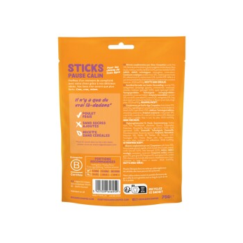 Emballage orange pour friandises pour chiens étiqueté "STICKS PAUSE CALIN," présentant des allégations de poulet frais, sans sucres ajoutés, et recette sans céréales.