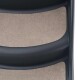 Nahaufnahme einer Haustiertreppe mit drei Stufen, mit einer weichen beige Stoffoberfläche und einem schlanken schwarzen Rahmen.