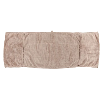 Eine weiche, beige Haustierdecke, die flach ausgelegt ist, mit einer plüschigen Textur und einer Schlaufe zum Aufhängen.