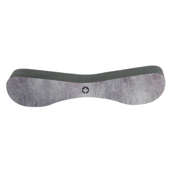 Ein grau-schwarzes Haustierspielzeug in Form einer Hantel, mit einer strukturierten Oberfläche und einem kleinen Logo in der Mitte.