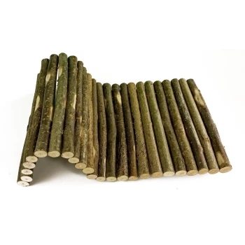 Eine Sammlung von natürlichen Holzstöcken, die in einer gebogenen Formation angeordnet sind, ideal für kleine Haustiere zum Kauen und Spielen.