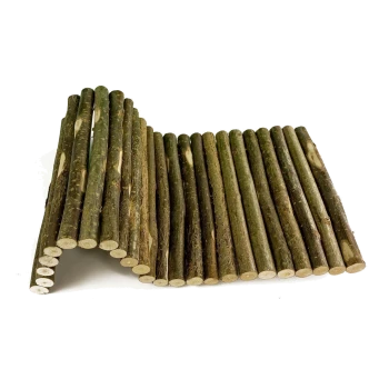 Eine Sammlung von natürlichen Holzstöcken, die in einer gebogenen Formation angeordnet sind, ideal für kleine Haustiere zum Kauen und Spielen.