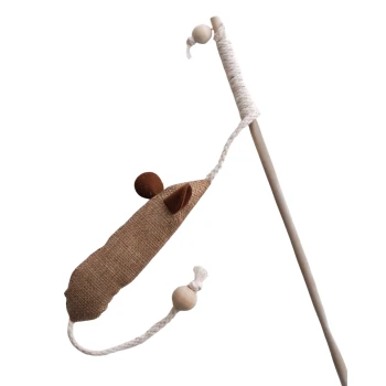 Eine flauschige Katze, die nach einem hängenden Spielzeugmaus greift, mit einem "NEU"-Etikett, das anzeigt, dass es neu ist.