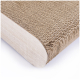 Nahaufnahme eines gebogenen Katzenkratzpads aus strukturiertem Karton, mit einer glatten Holzunterlage.