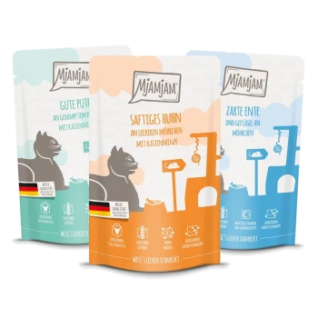 Drei bunte Tierfutterbeutel mit den Aufschriften "Gute Pute", "Saftiges Huhn" und "Zarte Ente", mit einer Katzensilhouette und Nährwertangaben.