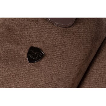 Nahaufnahme eines braunen Haustierzubehörs mit einem schwarzen schildförmigen Logo mit einer Pferdesilhouette und dem Wort "EQUINATE."