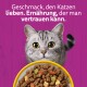 Graue getigerte Katze mit Futterschüssel auf lila Hintergrund; deutscher Text: „Geschmack, den Katzen lieben. Ernährung, der man vertrauen kann.“