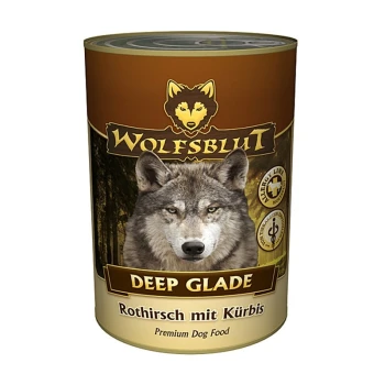 Eine Dose Wolfsblut Deep Glade Premium-Hundefutter mit dem Gesicht eines Wolfes auf dem Etikett, mit dem Text 'Rothirsch mit Kürbis.'