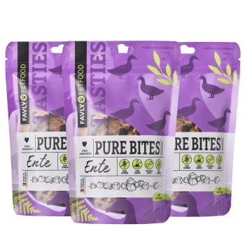Drei Tüten Favly Petfood Pure Bites mit lila Design, Entenillustrationen, beschriftet mit "Ente," "ohne Getreide," und "Training Snack."