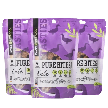 Drei Tüten Favly Petfood Pure Bites mit lila Design, Entenillustrationen, beschriftet mit "Ente," "ohne Getreide," und "Training Snack."