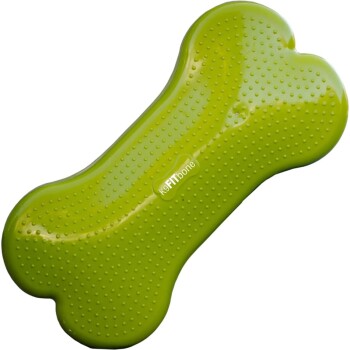 Grünes Gummihundespielzeug in Form eines Knochens, mit einer strukturierten Oberfläche und dem Text 'K9FITbone' darauf gedruckt.
