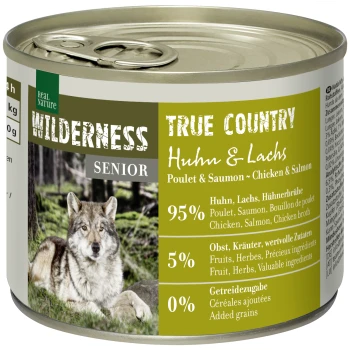 WILDERNESS Senior True Country Huhn & Lachs 6x200 g Une boîte de nourriture pour animaux Real Nature Wilderness True Country Senior avec un loup sur l'étiquette, contenant 95 % d'ingrédients de poulet et de saumon.