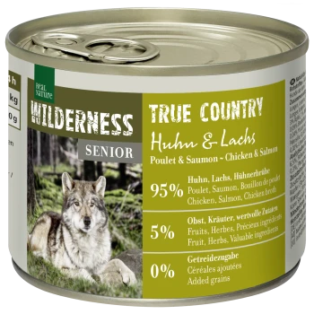 Eine Dose Real Nature Wilderness True Country Senior Haustierfutter mit einem Wolf auf dem Etikett, mit 95% Huhn und Lachs als Zutaten.