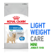 Sac de nourriture pour chiens Royal Canin Light Weight Care, présentant une illustration de petit chien, prétend aider à limiter la prise de poids pour les chiens jusqu'à 10 kg.