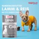 Hundefutterdosen mit der Aufschrift „Lamm“ mit einem braunen Hund und deutschem Text, der natürliche Zutaten und Qualität hervorhebt.