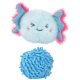 Lichtblauw pluizig visvormig speelgoed voor huisdieren met roze glinsterende vinnen en een geborduurde glimlach, boven een getextureerde blauwe pomponbal.