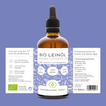 Eine Frau mit langen Haaren hält eine schwarze Katze neben einem wolfähnlichen Hund, umgeben von lila Blumen. Text darüber bewirbt Wolfsbacher Naturprodukte.