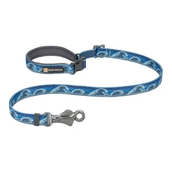 Blaue Hundeleine mit Wellenmuster, mit einem gepolsterten Griff und einem Metallclip, beschriftet mit "RUFFWEAR."