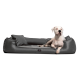 Ein elegantes schwarzes Hundebett mit einem weichen Kissen und einem kleinen Kissen, mit einem entspannten Hund, der darauf liegt.