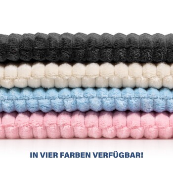 Ein Stapel von vier plüschigen Haustierdecken in schwarz, creme, hellblau und rosa, mit dem Text "IN VIER FARBEN VERFÜGBAR!" am unteren Rand.