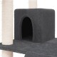 Grau plüschiges Katzenhaus mit einem gewölbten Eingang, begleitet von zwei Kratzpfosten mit natürlichem Sisal-Seil.