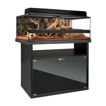 Ein großes Glasterrarium mit einem schwarzen Holzständer, das ein sandiges Substrat und dekorative Äste zeigt, ideal für Reptilien.