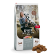 Eine Tüte "pure sensitive adult" Hundefutter mit Truthahn und Kartoffel, mit verstreuten Krokettenstücken davor.