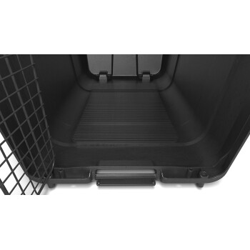 Innenansicht eines schwarzen Haustierträgers mit einem strukturierten Boden und einer Metallgittertür, entworfen für den Transport von Haustieren.